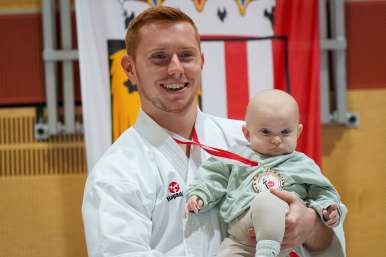 Lukas Buchinger mit seiner Tochter bei der Karate Landesmeisterschaft 2021